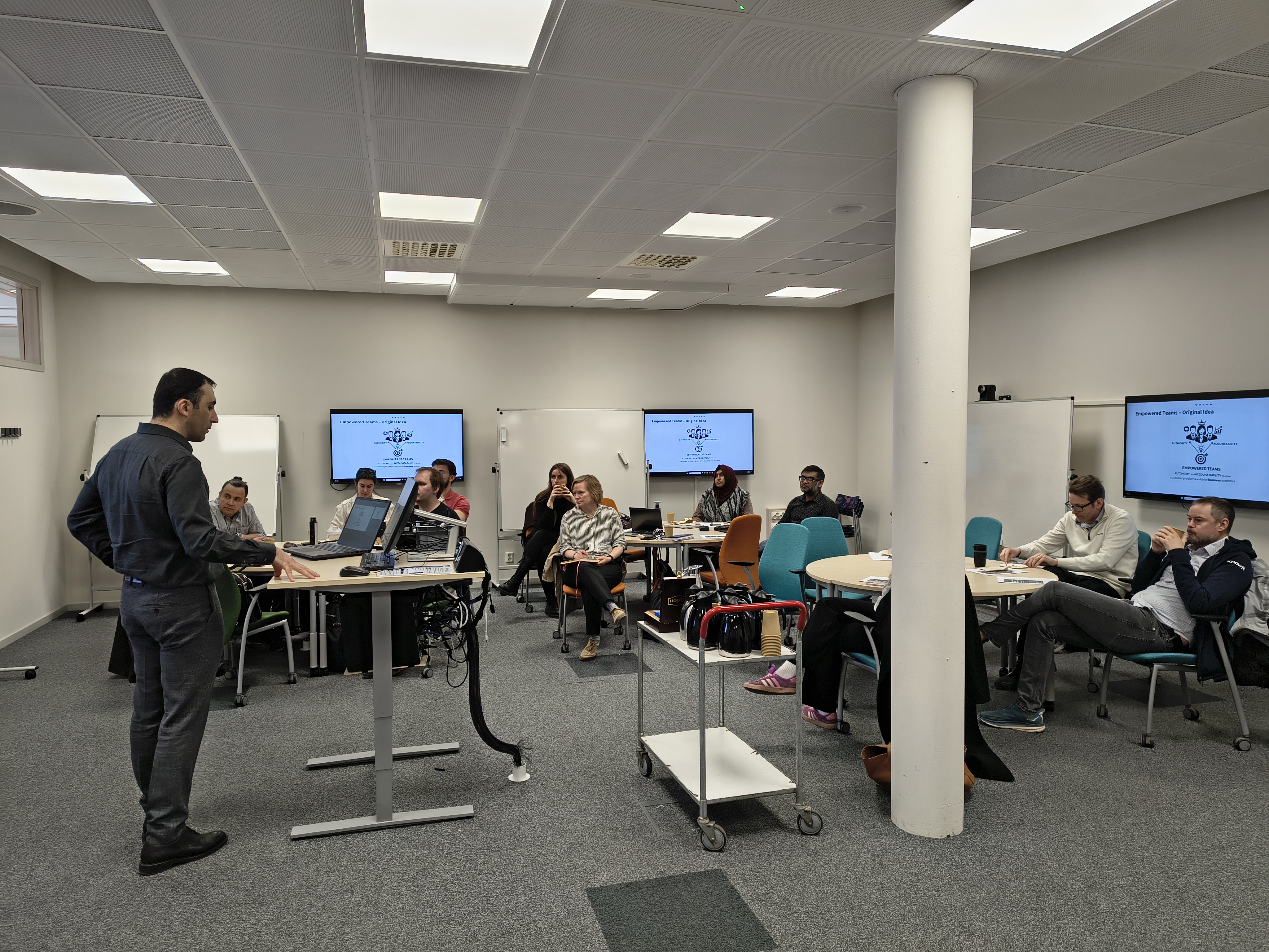 Vard Antinyan presenting to workshop participants at Campus Östersund